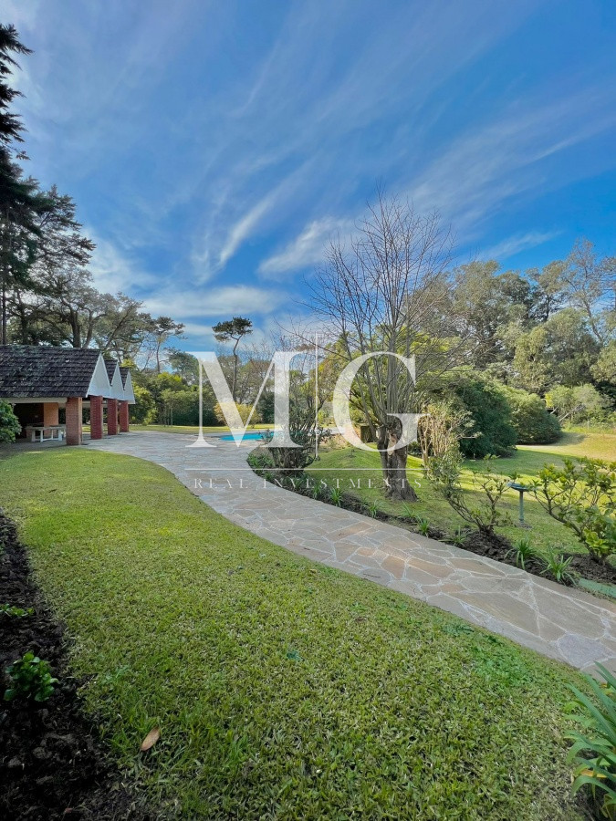 Casa ID.168 - Venta Casa zona Golf 5 dormitorios + dep.servicio, parrillero, piscina