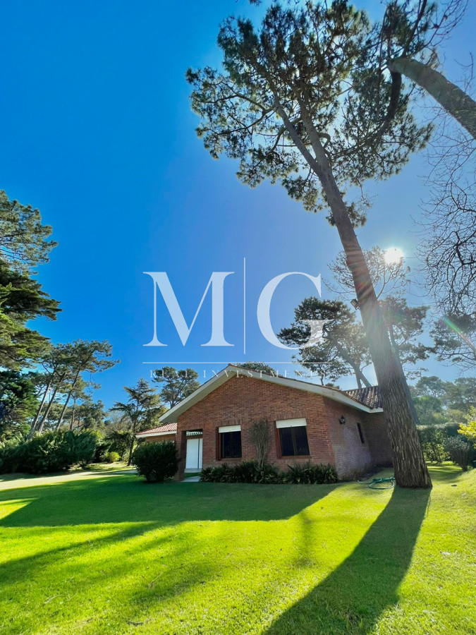 Casa ID.404 - Venta Casa 3 dormitorios + dep.servicio, barbacoa y piscina San Rafael