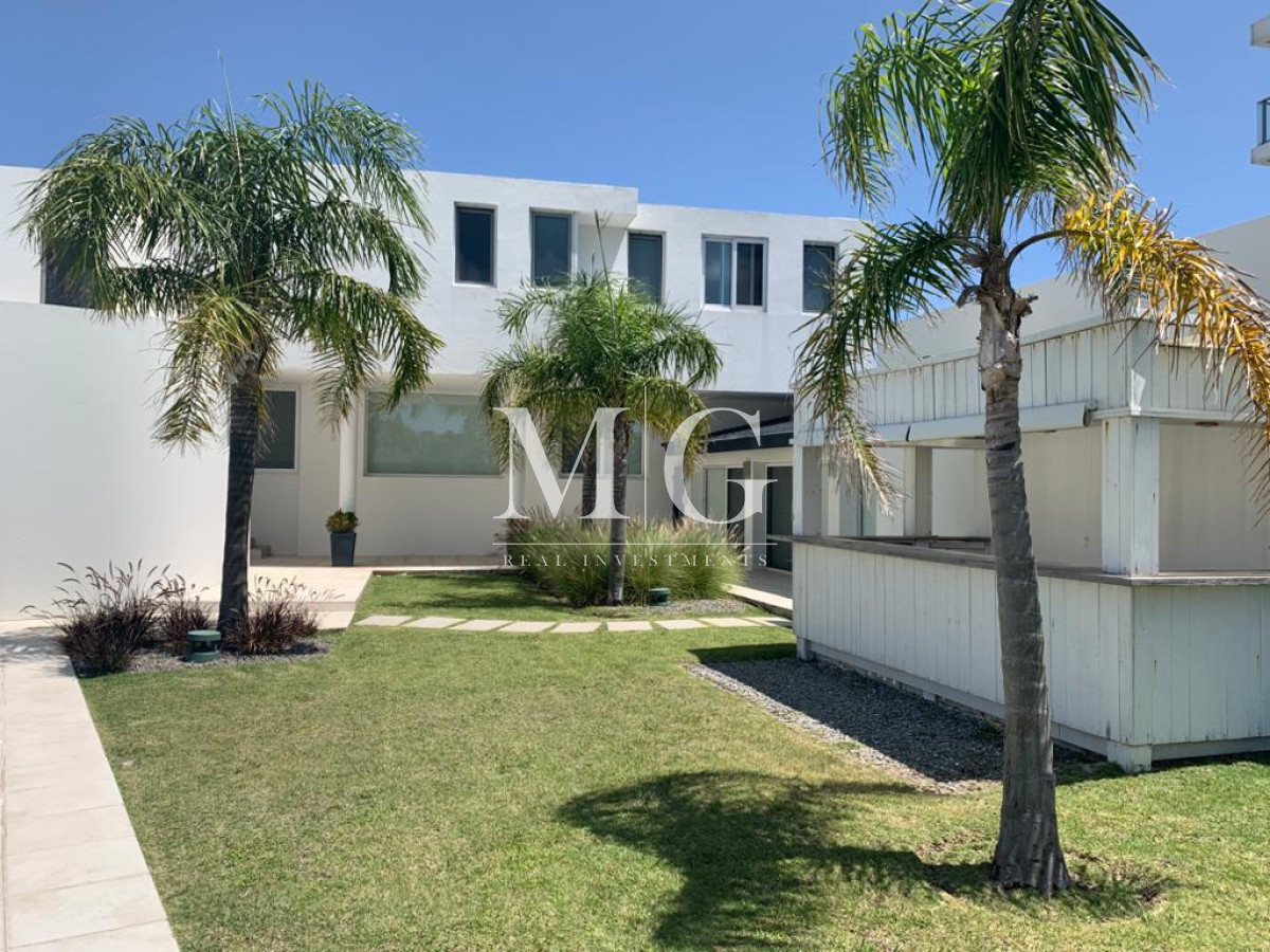 Casa ID.1368 - Alquiler Anual Exclusiva residencia frente al mar primera linea Playa Mansa 