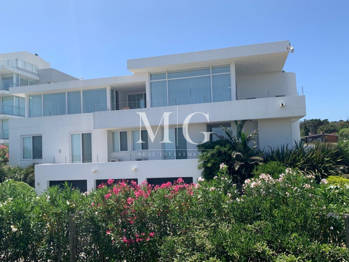 Casa ID.1368 - Alquiler Anual Exclusiva residencia frente al mar primera linea Playa Mansa 