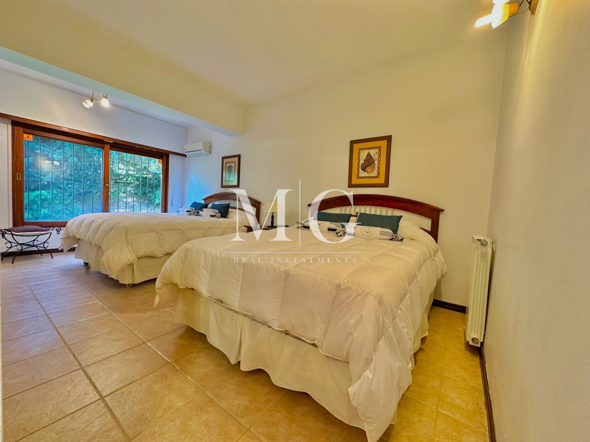 Casa ID.231 - Venta Espectacular Casa sobre Laguna del Diario 