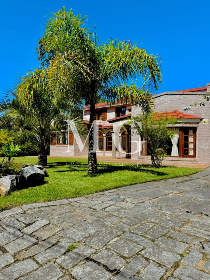 Casa ID.1550 - Excelente propiedad 4 dormitorios, 4 baños, piscina, parrillero, zona Pinares