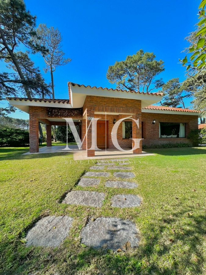 Casa ID.404 - Venta Casa 3 dormitorios + dep.servicio, barbacoa y piscina San Rafael