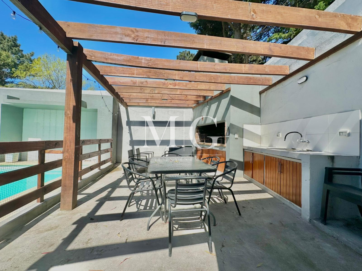 Casa ID.1063 - BARRIO JARDINES DE CORDOBA EXCELENTE CASA 3 DORMITORIOS, PISCINA, PARRILLERO