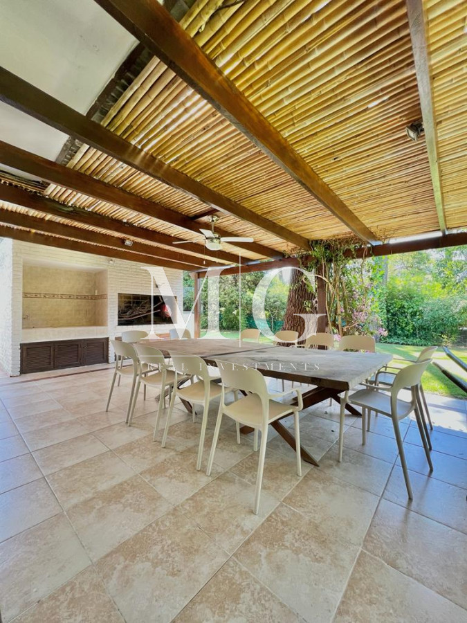 Casa ID.530 - LUGANO 1.400mt DE TERRENO, 7 DORMITORIOS, PISCINA