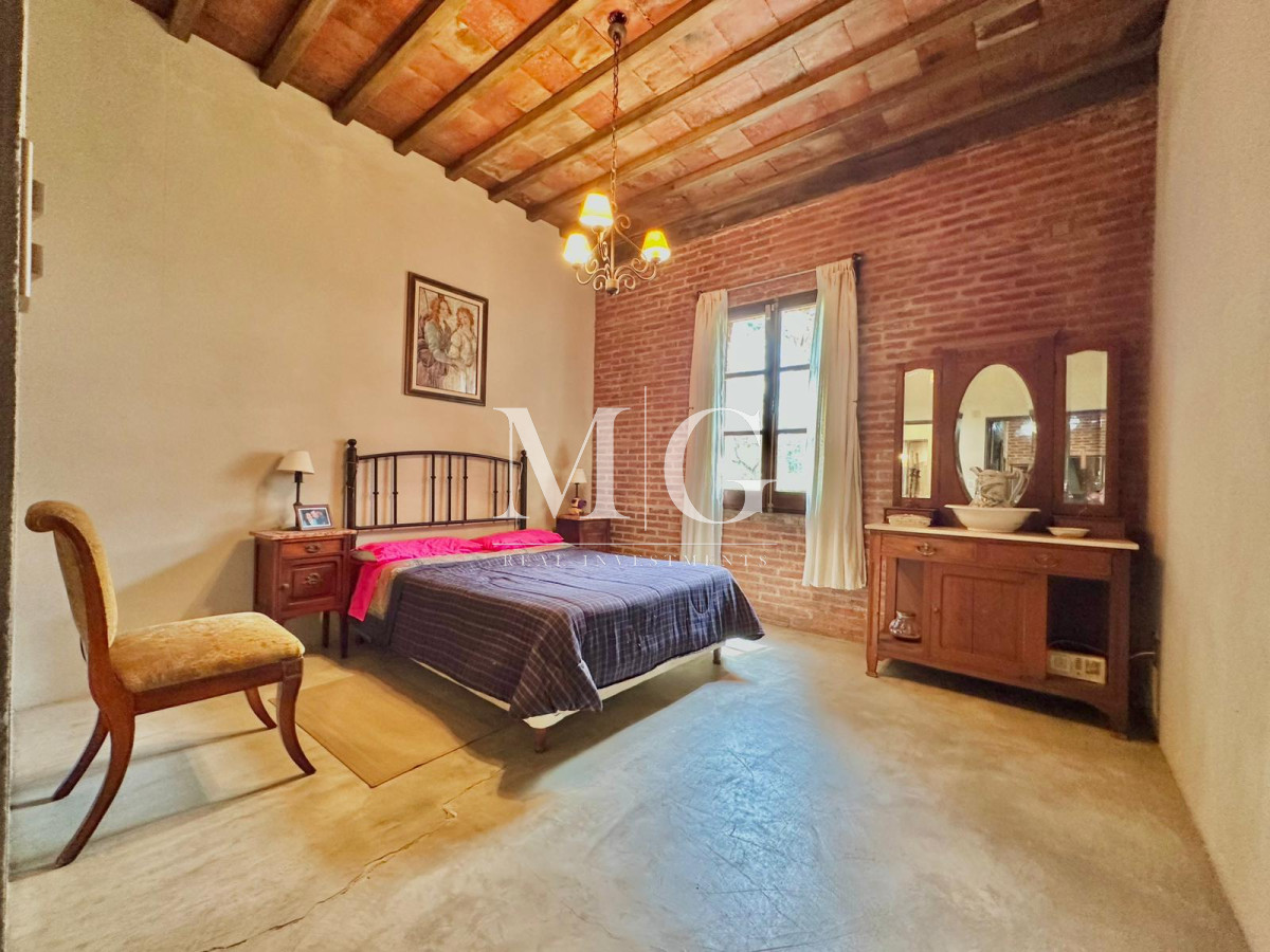 Casa ID.1088 - BARRIO PARQUE BURNETT CASA 5 DORMITORIOS ESTILO CAMPESTRE