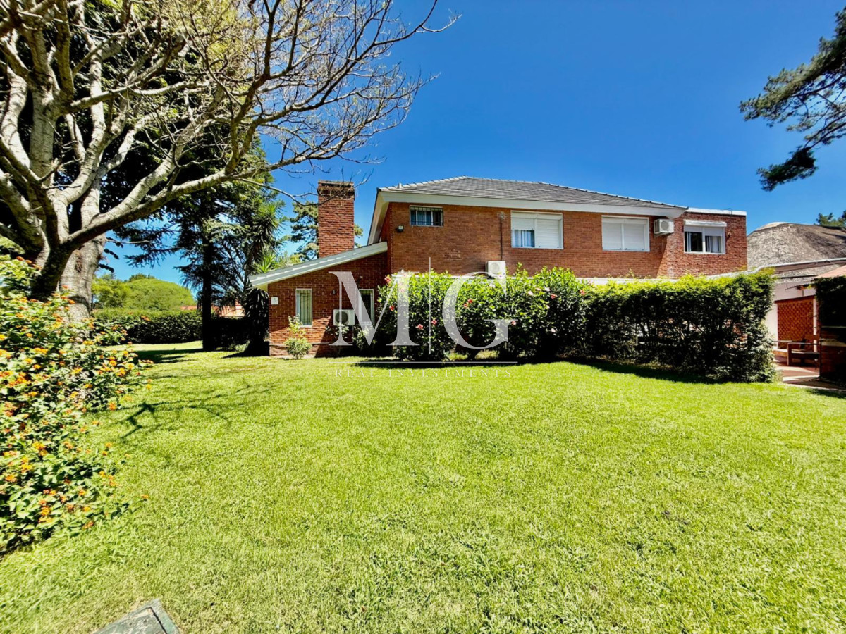 Casa ID.1530 - Excelente propiedad 5 dormitorios en Altos del Pinar, Punta del Este