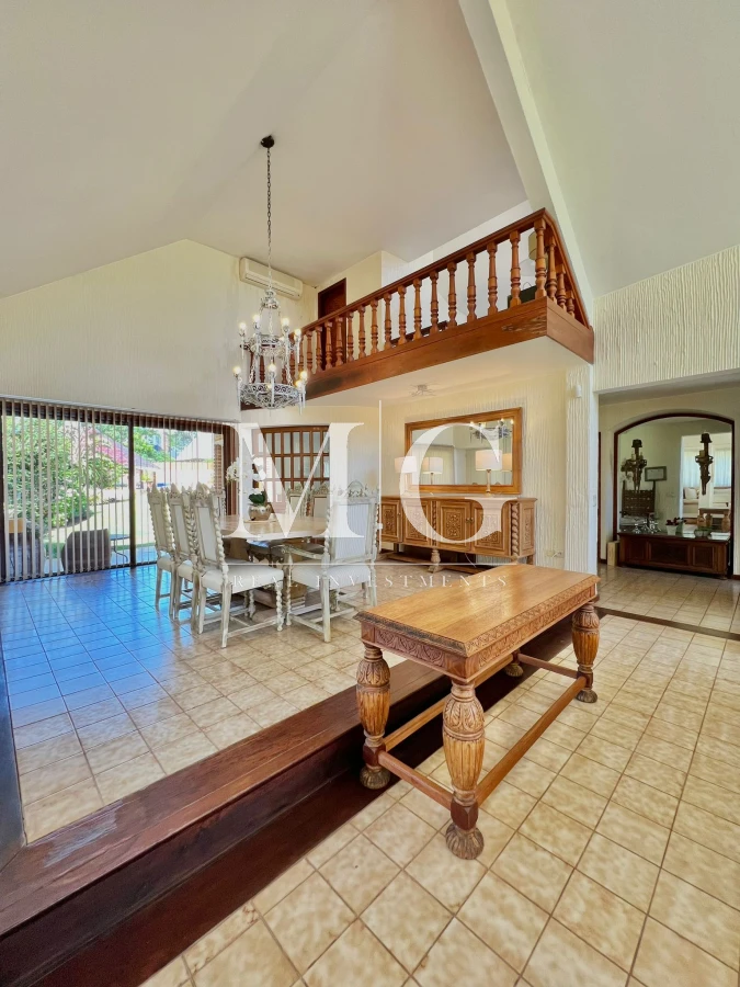 Casa ID.536 - Venta Casa 8 dormitorios, piscina, barbacoa a pasos del Shopping