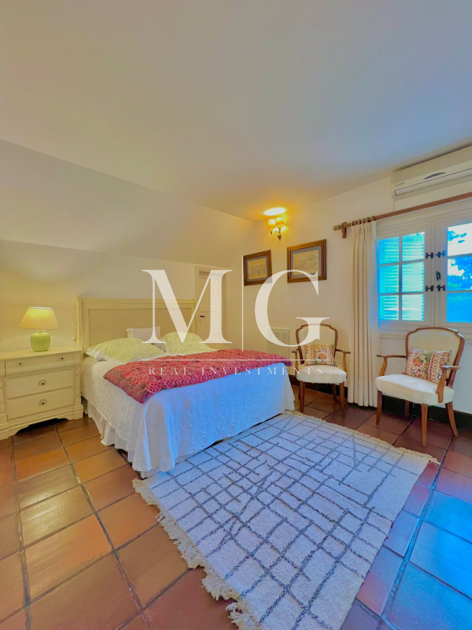 Casa ID.168 - Venta Casa zona Golf 5 dormitorios + dep.servicio, parrillero, piscina