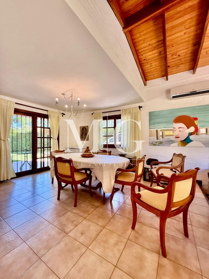 Casa ID.1550 - Excelente propiedad 4 dormitorios, 4 baños, piscina, parrillero, zona Pinares