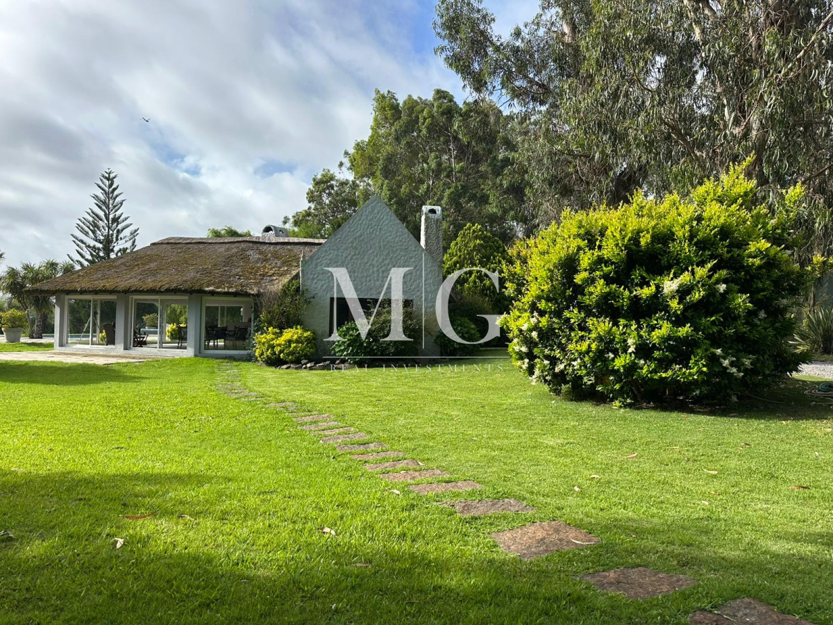 Casa ID.231 - Venta Espectacular Casa sobre Laguna del Diario 