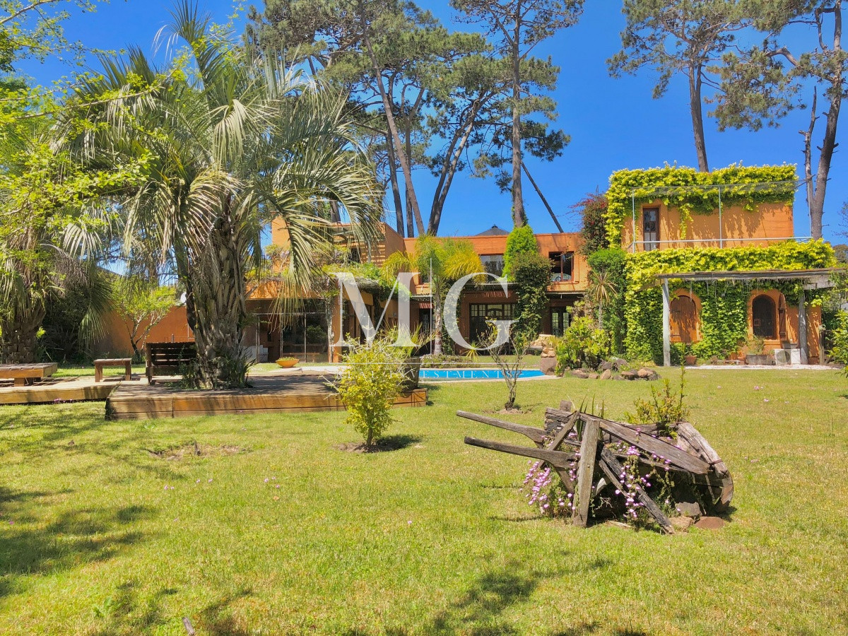 Casa ID.143 - BARRIO PRIVADO LA ARBOLADA, EXCEPCIONAL CASA DE 5 DORMITORIOS, PISCINA, GARAGE