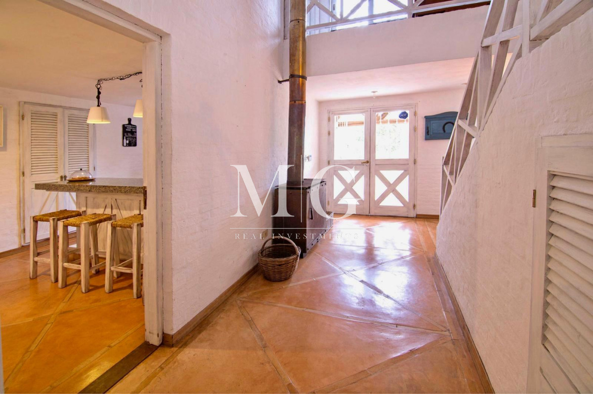 Casa ID.1066 - BARRIO PARQUE BURNETT EXCELENTE PROPIEDAD 4.500MT TERRENO