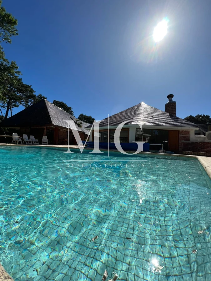 Casa ID.536 - Venta Casa 8 dormitorios, piscina, barbacoa a pasos del Shopping