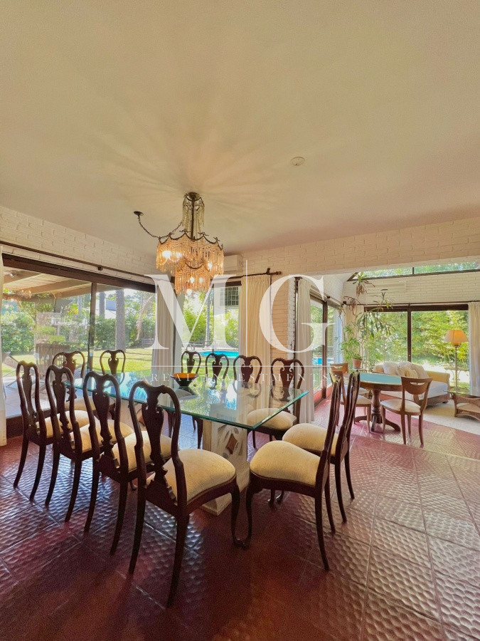 Casa ID.530 - LUGANO 1.400mt DE TERRENO, 7 DORMITORIOS, PISCINA
