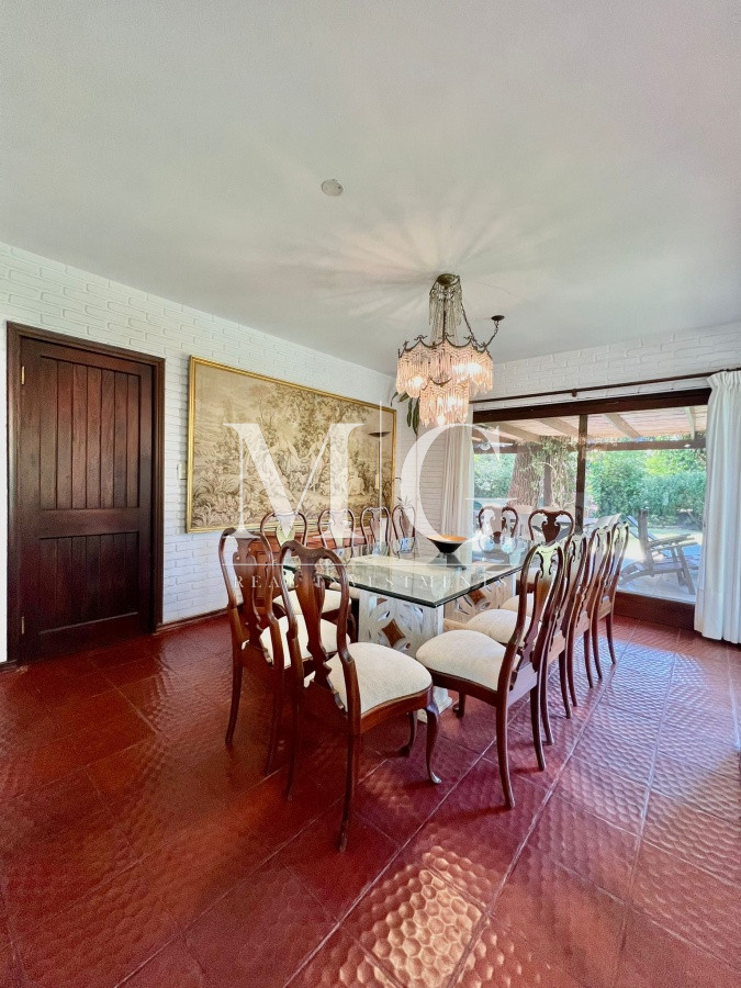 Casa ID.530 - LUGANO 1.400mt DE TERRENO, 7 DORMITORIOS, PISCINA