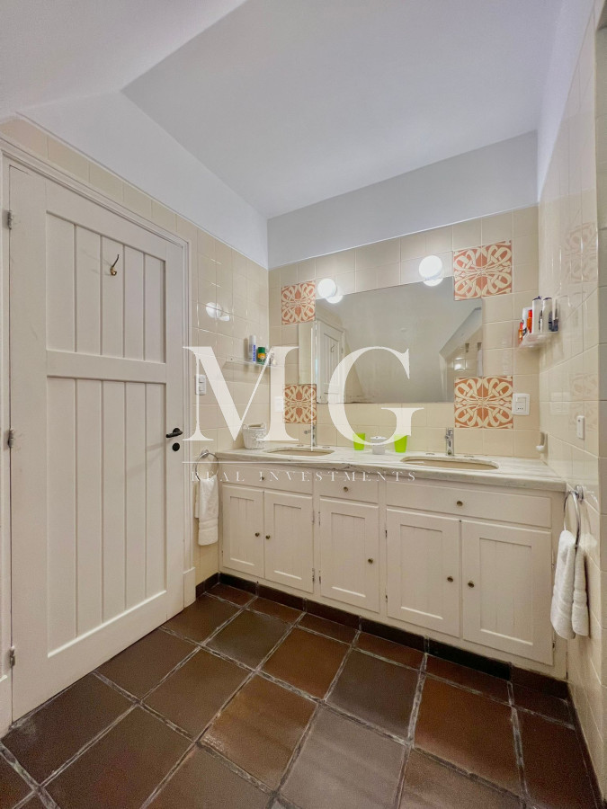 Casa ID.168 - Venta Casa zona Golf 5 dormitorios + dep.servicio, parrillero, piscina