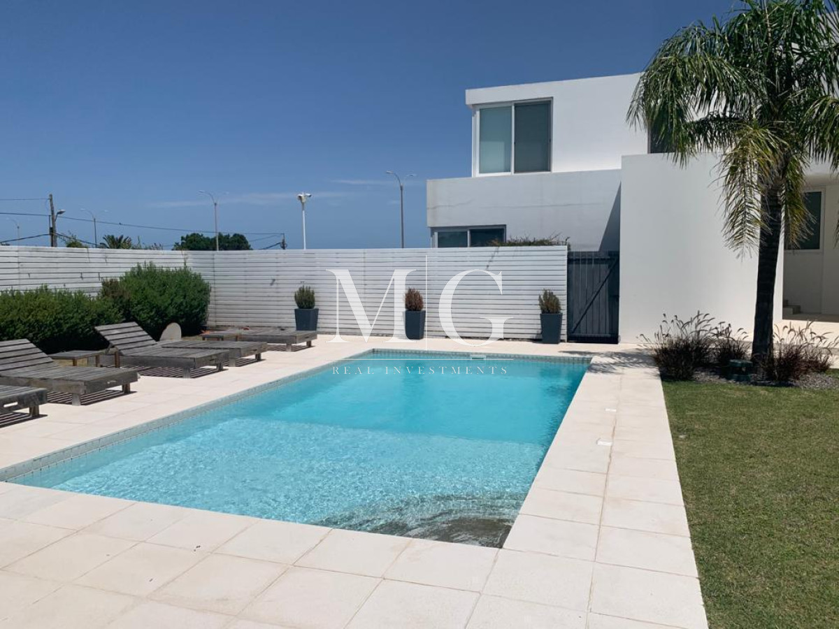 Casa ID.1368 - Alquiler Anual Exclusiva residencia frente al mar primera linea Playa Mansa 