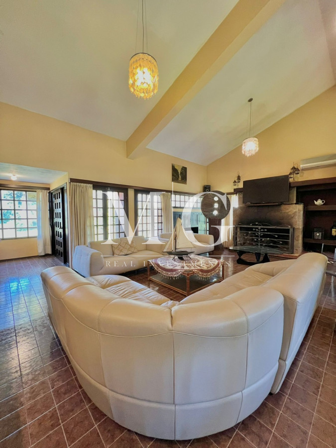 Casa ID.147 - Venta Casa zona Shopping 4 dormitorios + dep.servicio y piscina