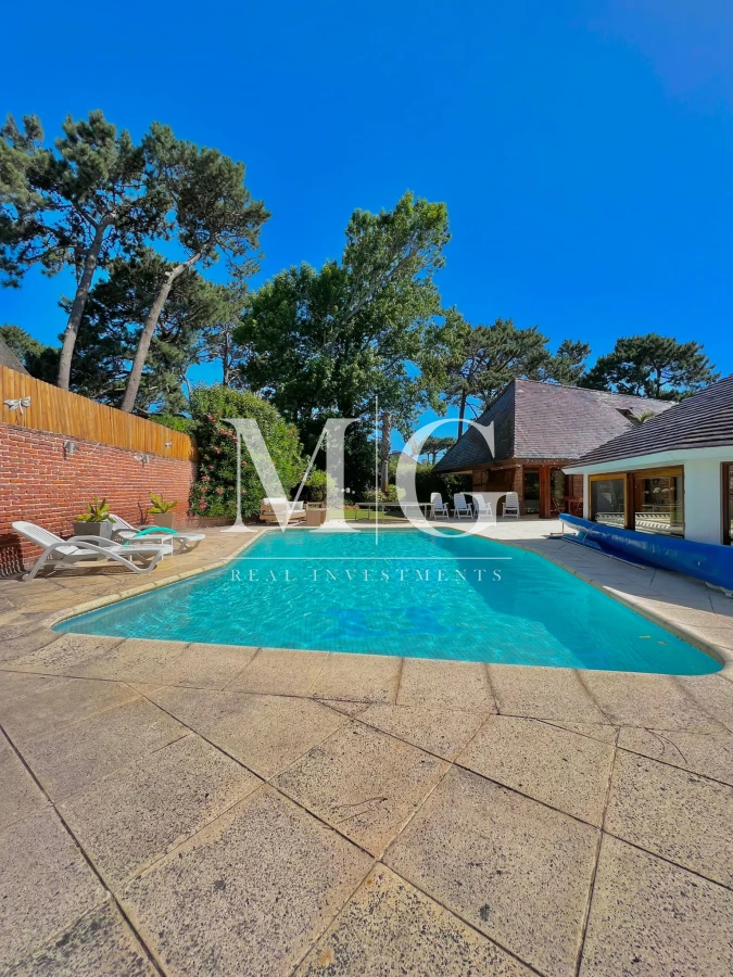 Casa ID.536 - Venta Casa 8 dormitorios, piscina, barbacoa a pasos del Shopping