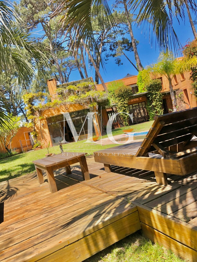Casa ID.143 - BARRIO PRIVADO LA ARBOLADA, EXCEPCIONAL CASA DE 5 DORMITORIOS, PISCINA, GARAGE