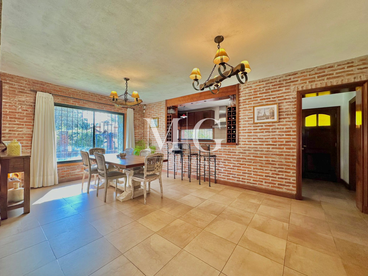 Casa ID.1048 - EXCELENTE PROPIEDAD EN EL EXLUSIVO BARRIO PINARES DE PUNTA DEL ESTE