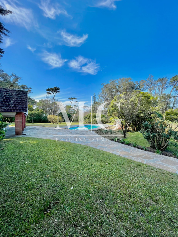 Casa ID.168 - Venta Casa zona Golf 5 dormitorios + dep.servicio, parrillero, piscina