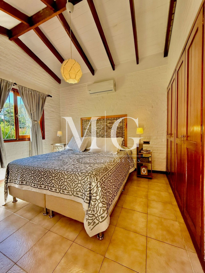 Casa ID.1550 - Excelente propiedad 4 dormitorios, 4 baños, piscina, parrillero, zona Pinares