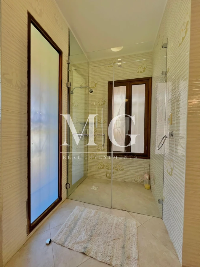 Casa ID.536 - Venta Casa 8 dormitorios, piscina, barbacoa a pasos del Shopping