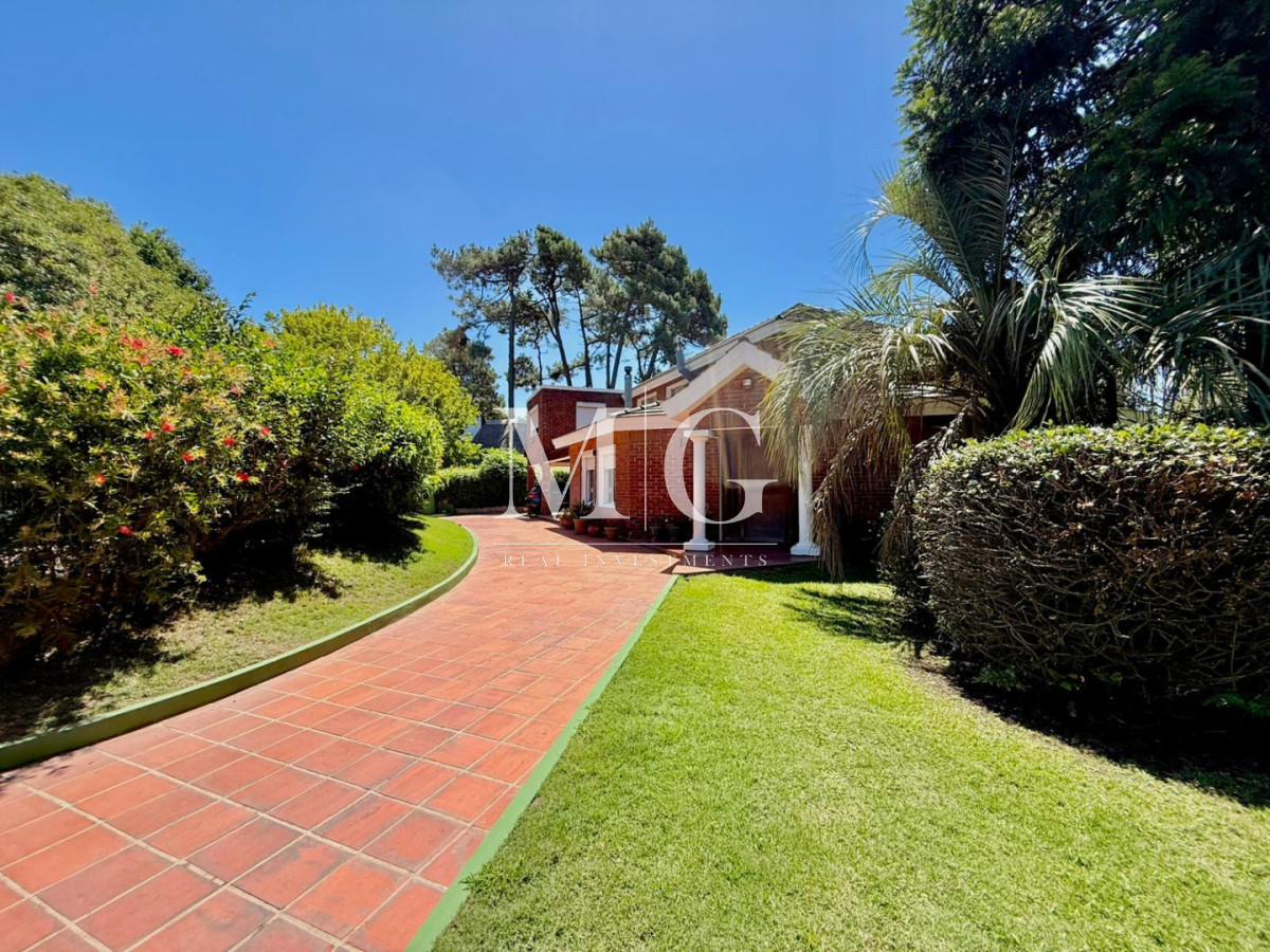 Casa ID.1530 - Excelente propiedad 5 dormitorios en Altos del Pinar, Punta del Este