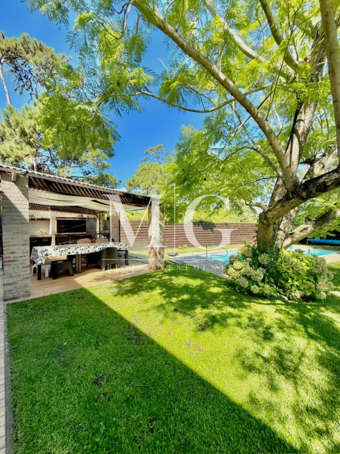 Casa ID.1550 - Excelente propiedad 4 dormitorios, 4 baños, piscina, parrillero, zona Pinares