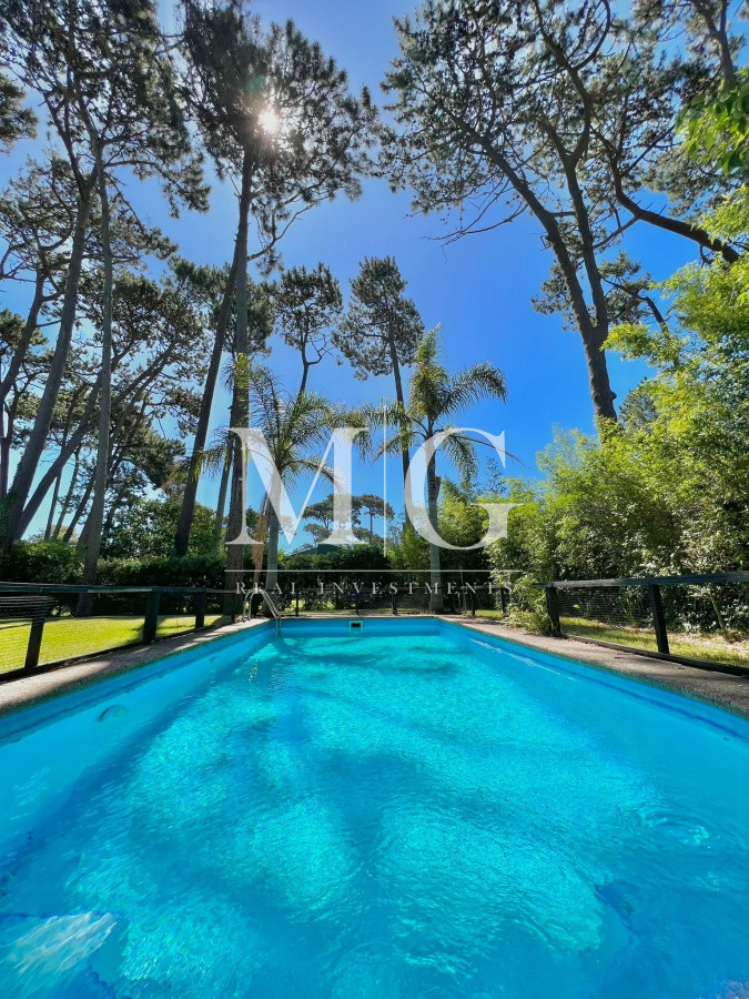 Casa ID.530 - LUGANO 1.400mt DE TERRENO, 7 DORMITORIOS, PISCINA