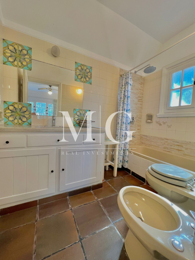 Casa ID.168 - Venta Casa zona Golf 5 dormitorios + dep.servicio, parrillero, piscina