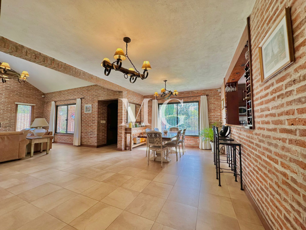 Casa ID.1048 - EXCELENTE PROPIEDAD EN EL EXLUSIVO BARRIO PINARES DE PUNTA DEL ESTE