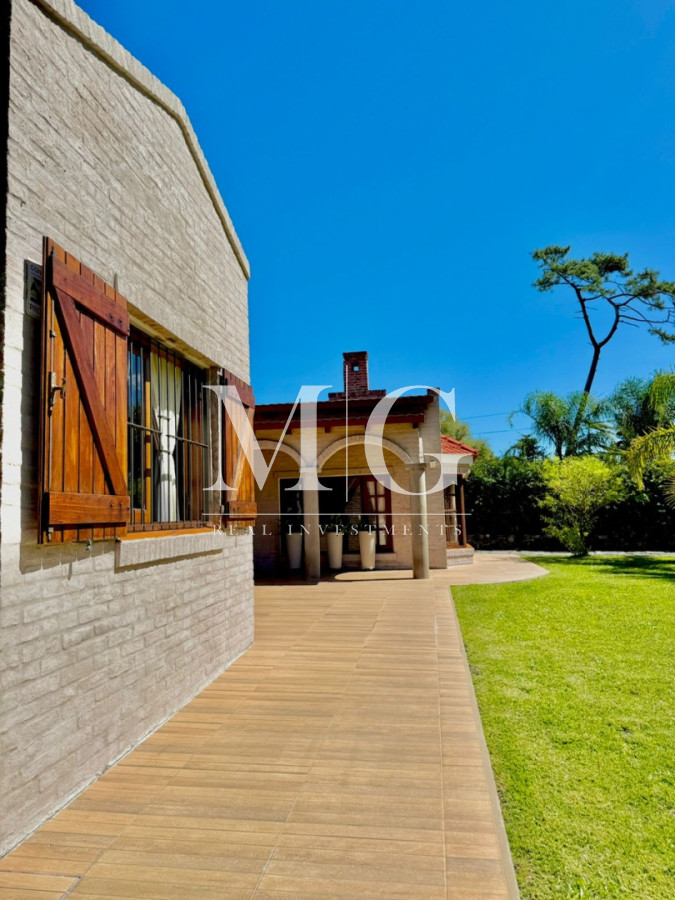 Casa ID.1550 - Excelente propiedad 4 dormitorios, 4 baños, piscina, parrillero, zona Pinares