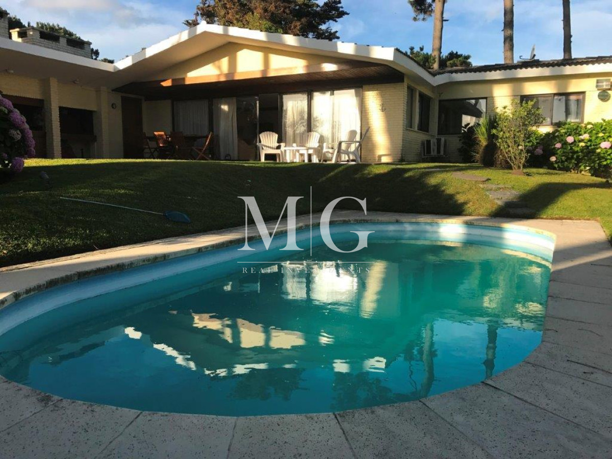 Casa ID.832 - Playa Mansa a 200mt del Mar con proyecto aprobado para altura!