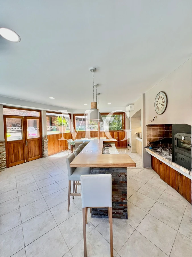 Casa ID.536 - Venta Casa 8 dormitorios, piscina, barbacoa a pasos del Shopping