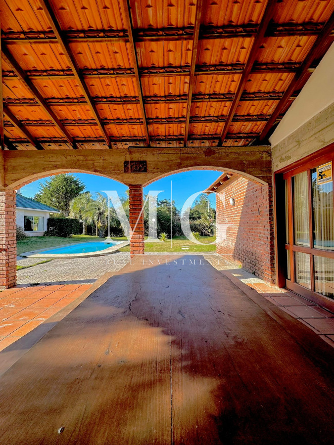 Casa ID.1341 - Venta de Casa en Rincón del Indio a 25 Metros del Mar - Oportunidad Única