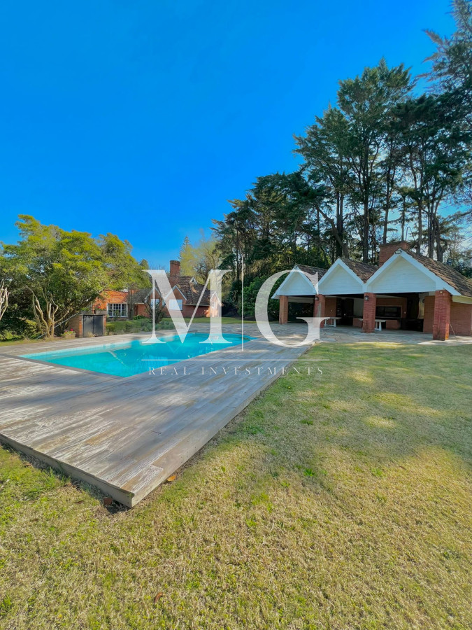 Casa ID.168 - Venta Casa zona Golf 5 dormitorios + dep.servicio, parrillero, piscina