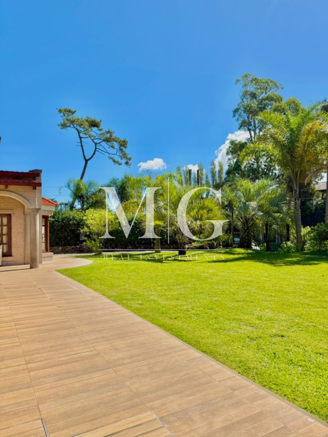 Casa ID.1550 - Excelente propiedad 4 dormitorios, 4 baños, piscina, parrillero, zona Pinares