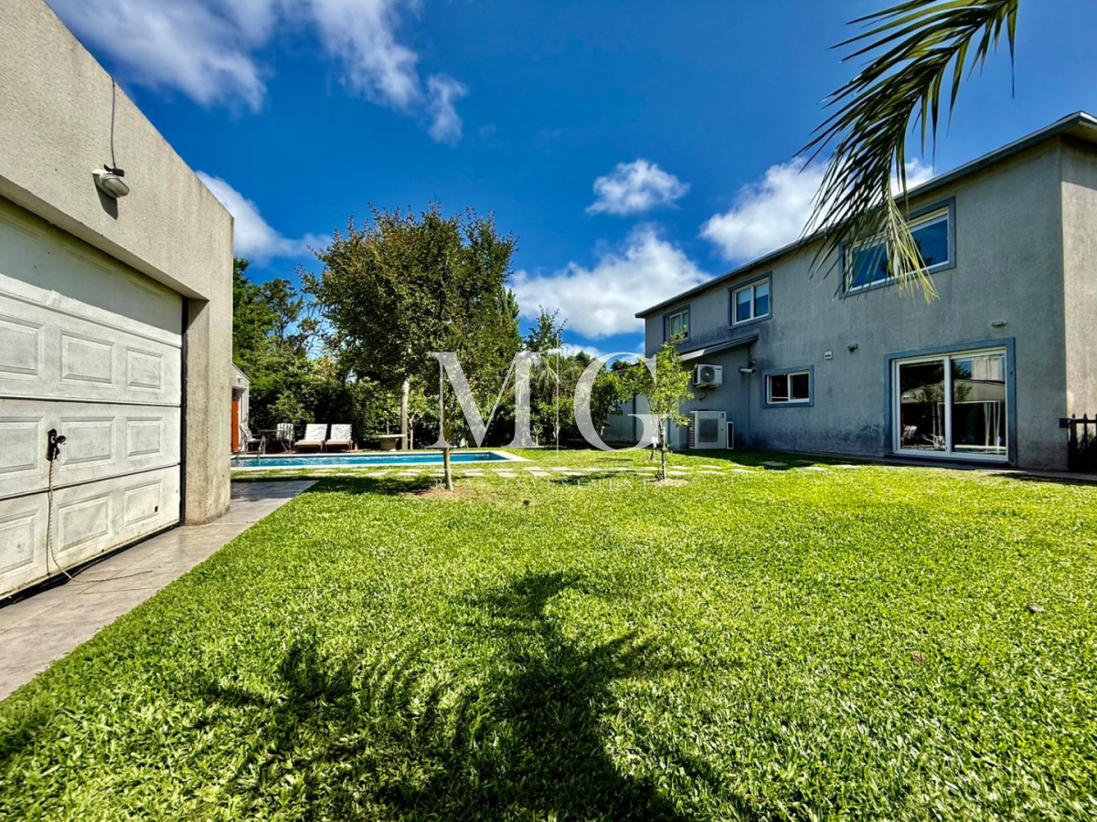 Casa ID.1508 - Chalet Premium con Gran Potencial - Ideal para Clínica, Consultorios u Oficinas