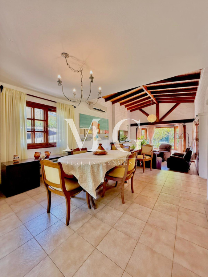 Casa ID.1550 - Excelente propiedad 4 dormitorios, 4 baños, piscina, parrillero, zona Pinares