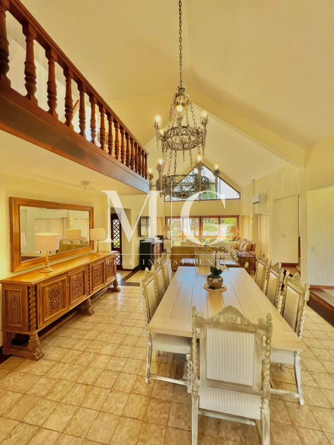 Casa ID.536 - Venta Casa 8 dormitorios, piscina, barbacoa a pasos del Shopping