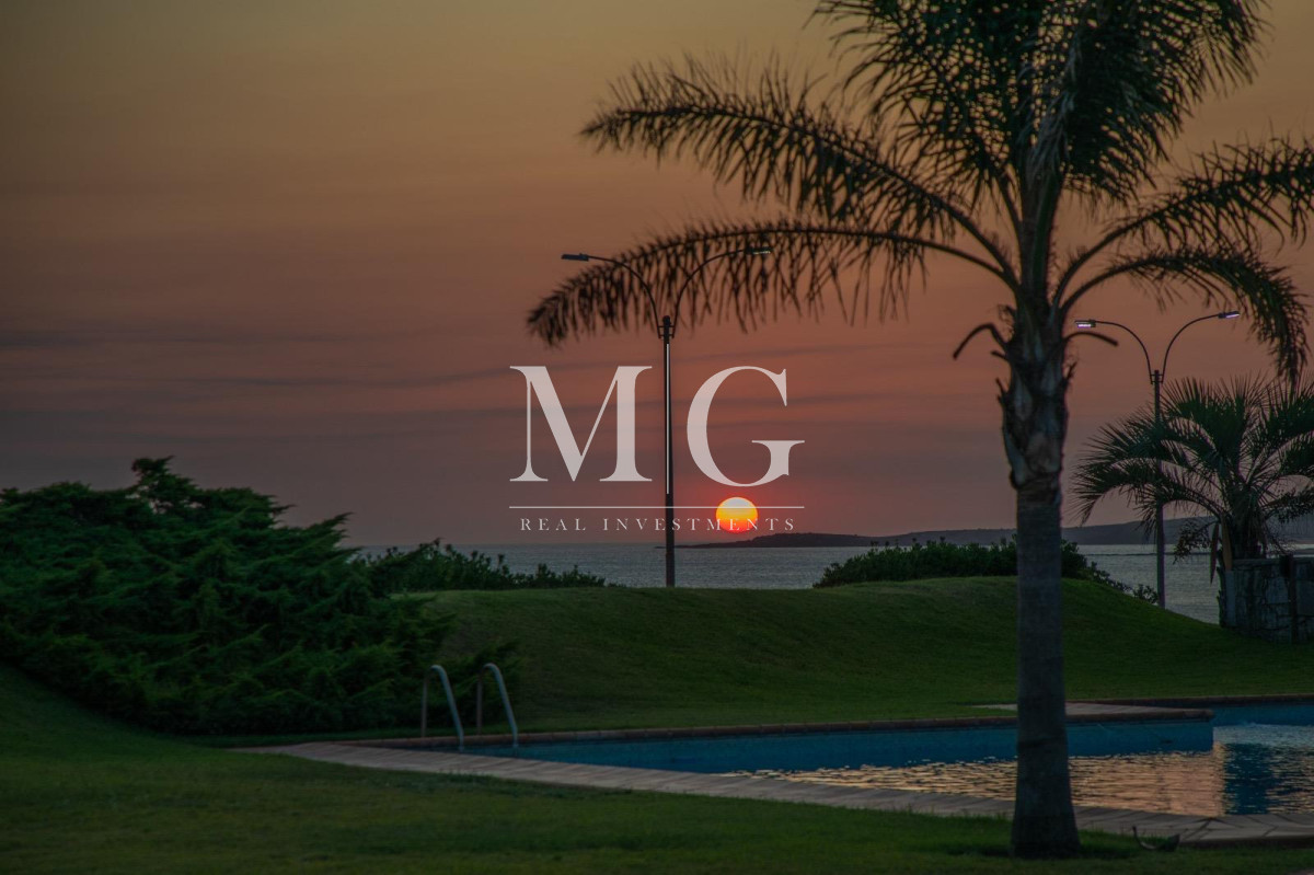Casa ID.1551 - Exclusiva Mansión Frente al Mar en Playa Mansa - Punta del Este
