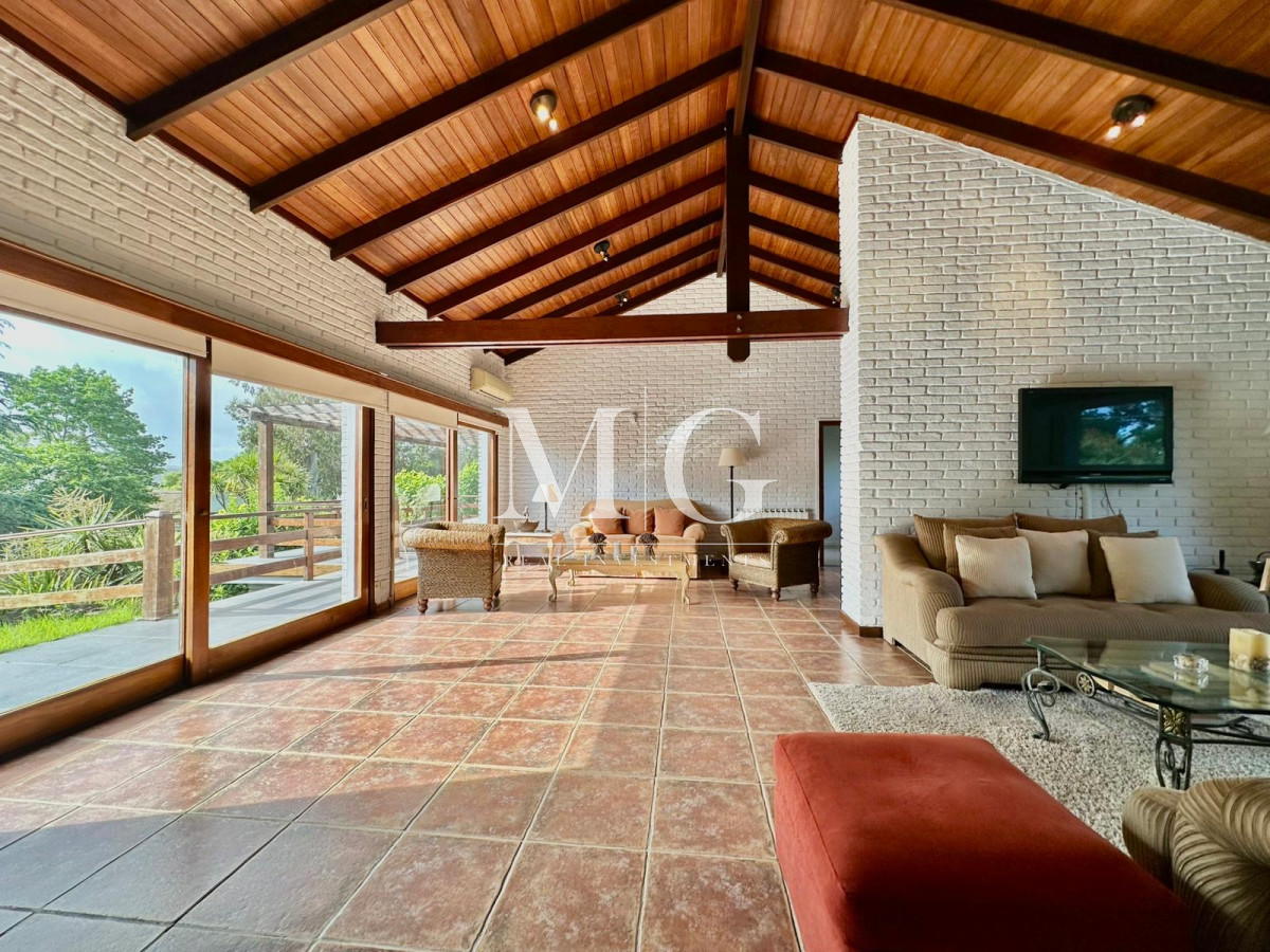 Casa ID.231 - Venta Espectacular Casa sobre Laguna del Diario 