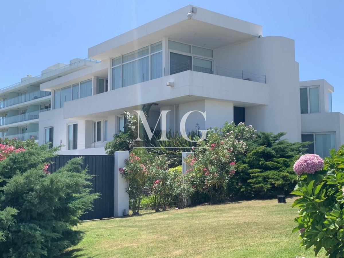 Casa ID.1368 - Alquiler Anual Exclusiva residencia frente al mar primera linea Playa Mansa 