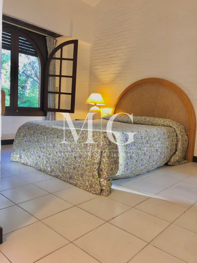 Casa ID.167 - Venta Casa zona Beberly Hills 4 dormitorios + dep.servicio y piscina
