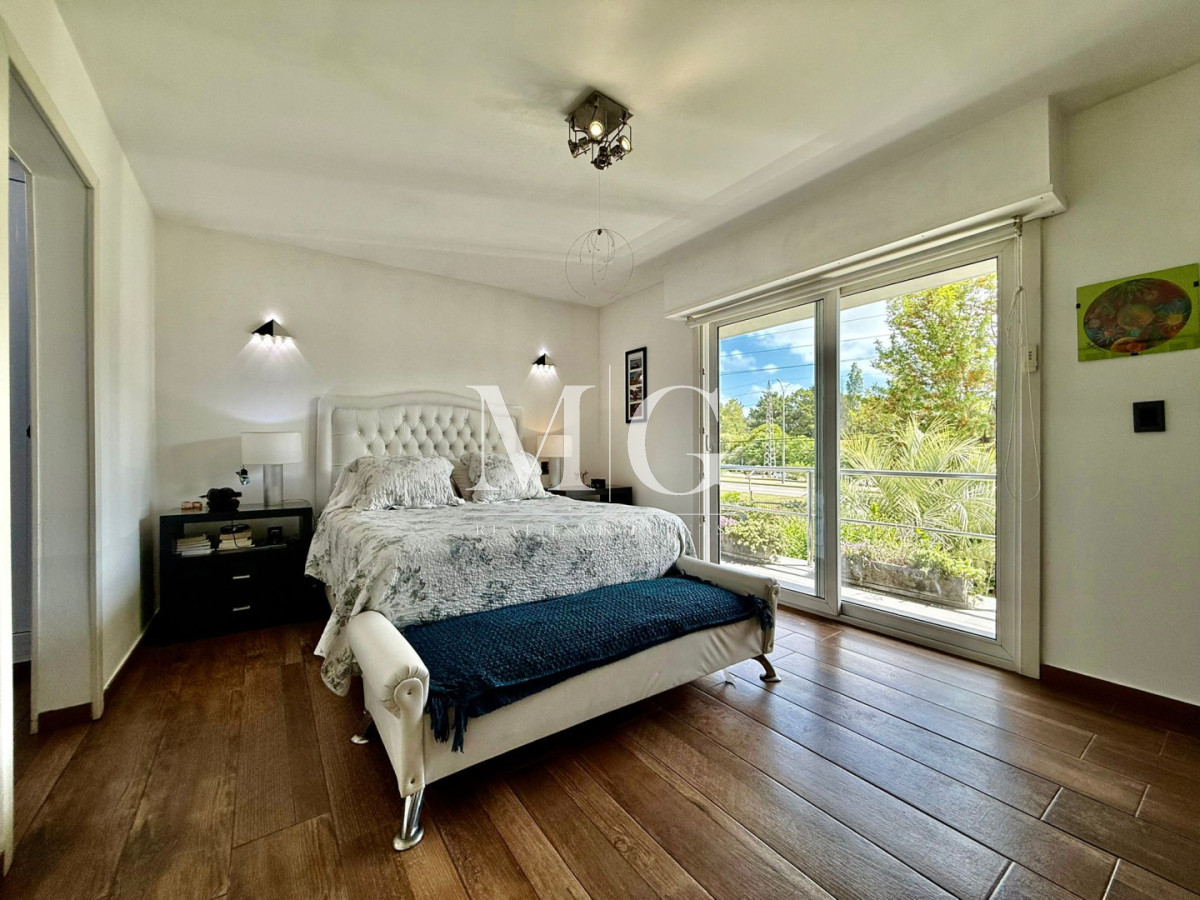 Casa ID.1508 - Chalet Premium con Gran Potencial - Ideal para Clínica, Consultorios u Oficinas