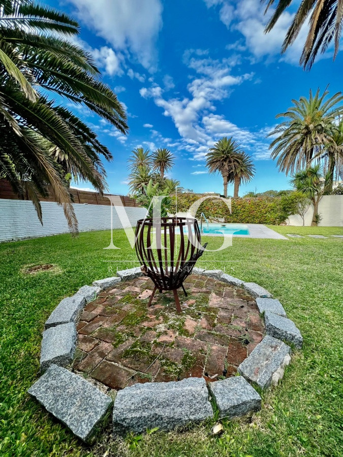 Casa ID.120 - Zona Faro Punta del Este 6 dormitorios + dep.servicio, piscina