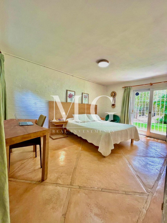 Casa ID.1066 - BARRIO PARQUE BURNETT EXCELENTE PROPIEDAD 4.500MT TERRENO